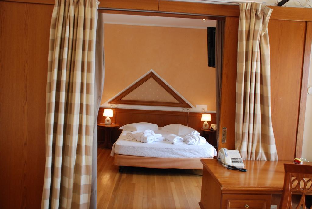 Delphi Palace Room photo