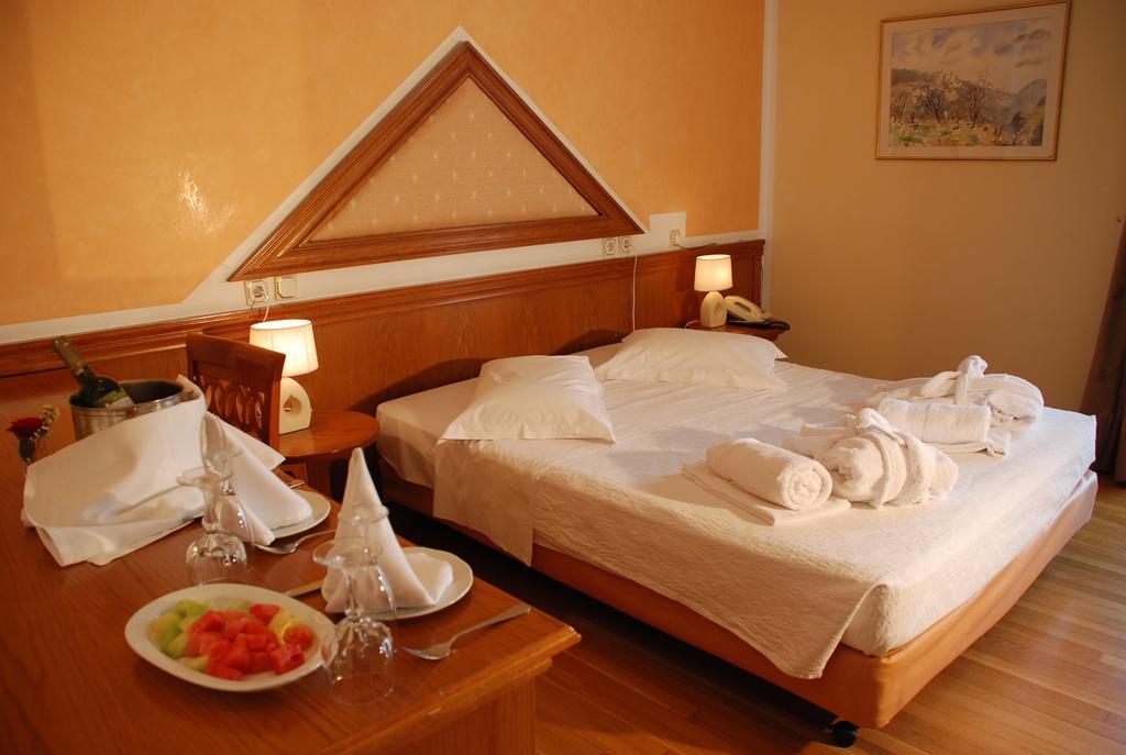 Delphi Palace Room photo