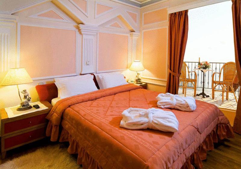 Delphi Palace Room photo
